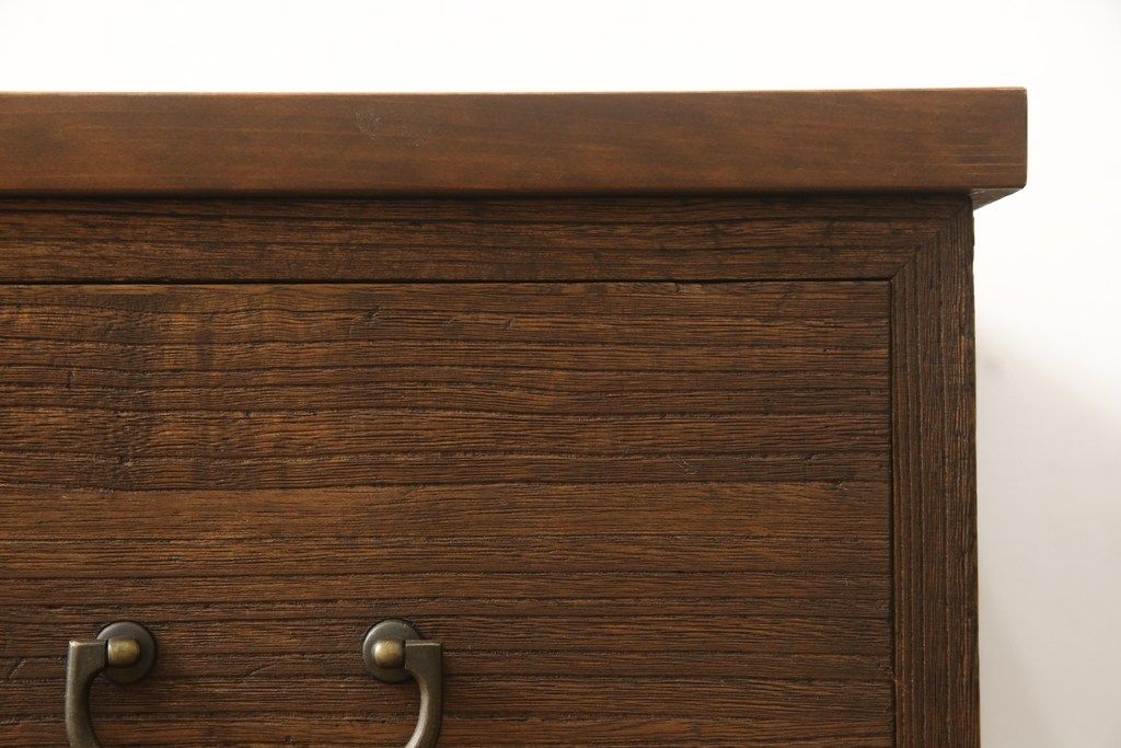 2段重ね桐箪笥を2つのローボードへリメイク!それぞれ高品質リペアを施し、天板と脚を取り付け。どちらもオーク系のステイン仕上げ。