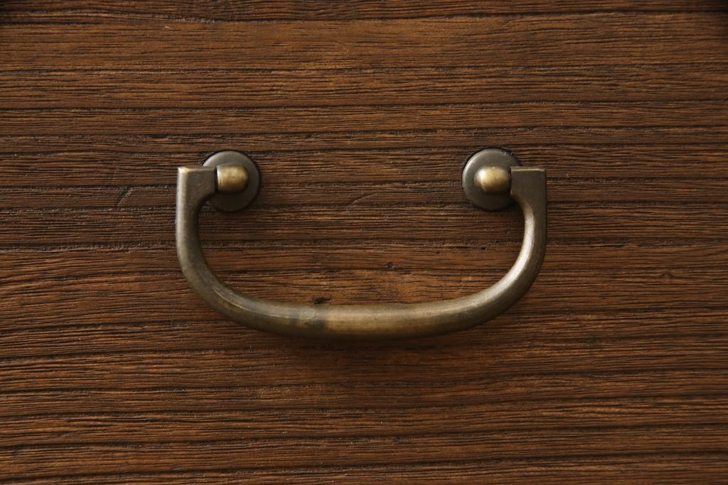 2段重ね桐箪笥を2つのローボードへリメイク!それぞれ高品質リペアを施し、天板と脚を取り付け。どちらもオーク系のステイン仕上げ。