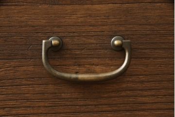 2段重ね桐箪笥を2つのローボードへリメイク!それぞれ高品質リペアを施し、天板と脚を取り付け。どちらもオーク系のステイン仕上げ。