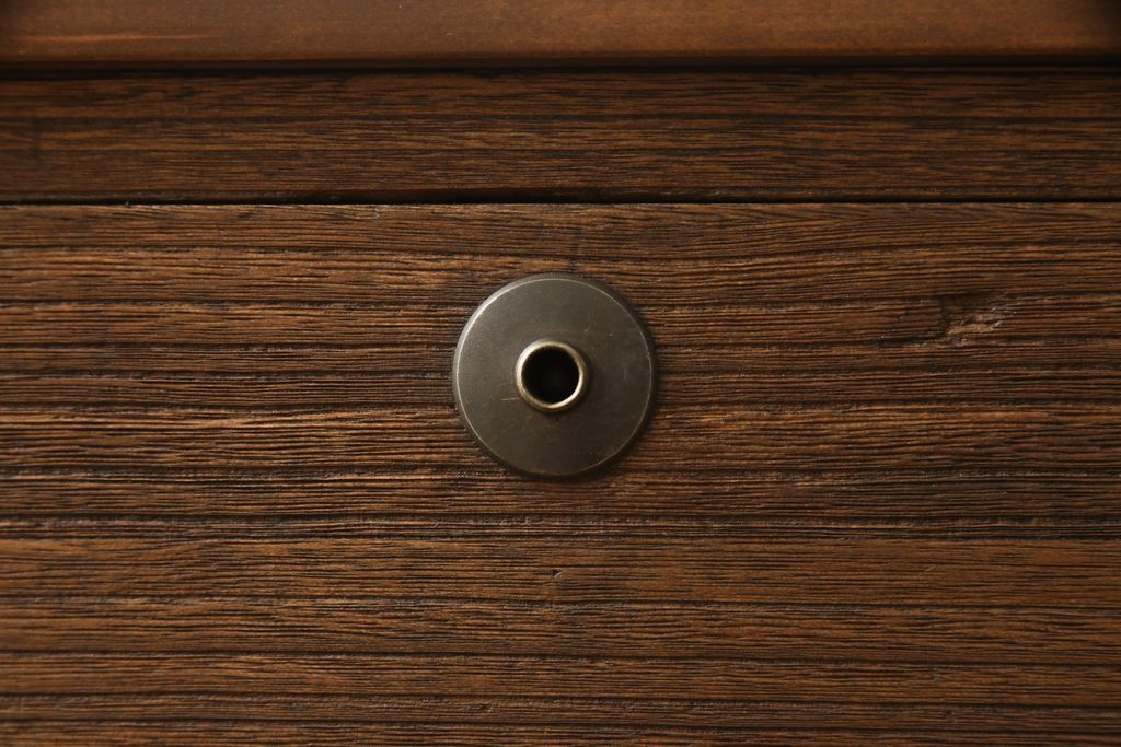 2段重ね桐箪笥を2つのローボードへリメイク!それぞれ高品質リペアを施し、天板と脚を取り付け。どちらもオーク系のステイン仕上げ。