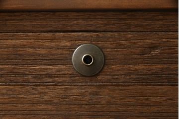 2段重ね桐箪笥を2つのローボードへリメイク!それぞれ高品質リペアを施し、天板と脚を取り付け。どちらもオーク系のステイン仕上げ。