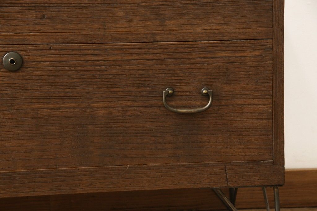 2段重ね桐箪笥を2つのローボードへリメイク!それぞれ高品質リペアを施し、天板と脚を取り付け。どちらもオーク系のステイン仕上げ。