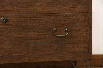 2段重ね桐箪笥を2つのローボードへリメイク!それぞれ高品質リペアを施し、天板と脚を取り付け。どちらもオーク系のステイン仕上げ。