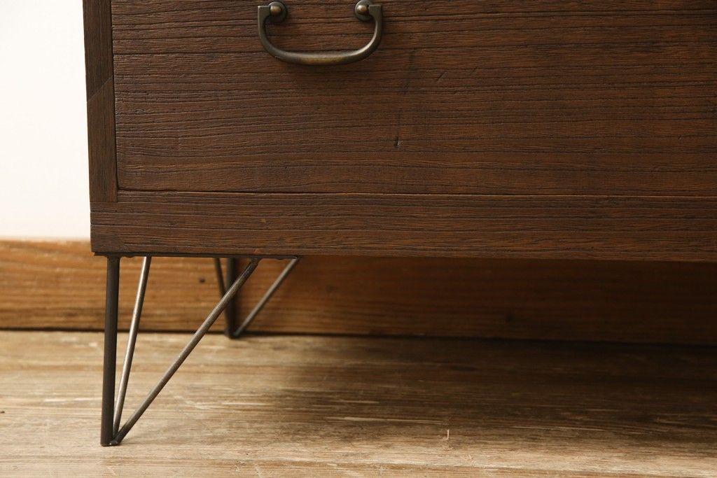 2段重ね桐箪笥を2つのローボードへリメイク!それぞれ高品質リペアを施し、天板と脚を取り付け。どちらもオーク系のステイン仕上げ。