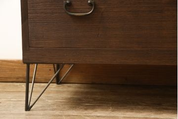 2段重ね桐箪笥を2つのローボードへリメイク!それぞれ高品質リペアを施し、天板と脚を取り付け。どちらもオーク系のステイン仕上げ。