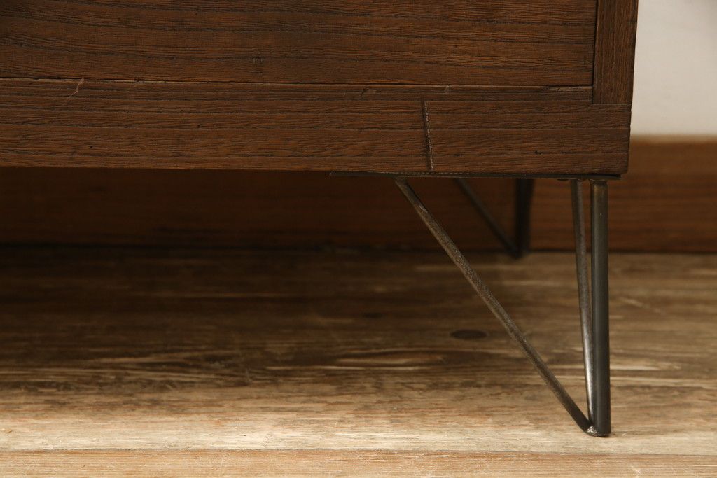 2段重ね桐箪笥を2つのローボードへリメイク!それぞれ高品質リペアを施し、天板と脚を取り付け。どちらもオーク系のステイン仕上げ。