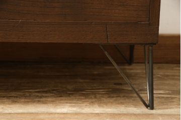 2段重ね桐箪笥を2つのローボードへリメイク!それぞれ高品質リペアを施し、天板と脚を取り付け。どちらもオーク系のステイン仕上げ。