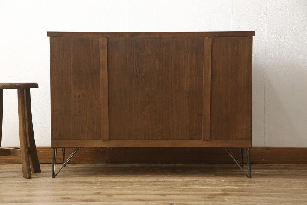 2段重ね桐箪笥を2つのローボードへリメイク!それぞれ高品質リペアを施し、天板と脚を取り付け。どちらもオーク系のステイン仕上げ。