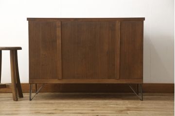 2段重ね桐箪笥を2つのローボードへリメイク!それぞれ高品質リペアを施し、天板と脚を取り付け。どちらもオーク系のステイン仕上げ。