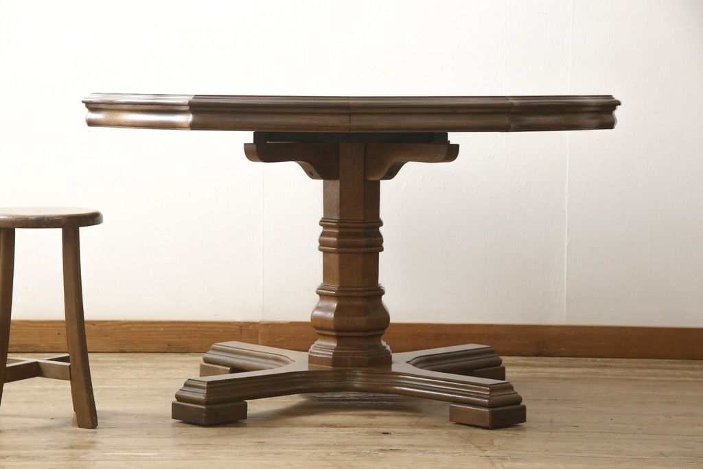 テーブルを綺麗に再生!天板は元の塗装を剥離し再塗装。