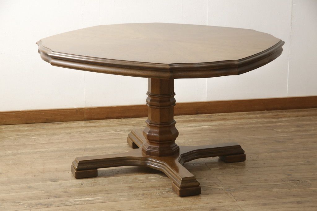 テーブルを綺麗に再生!天板は元の塗装を剥離し再塗装。