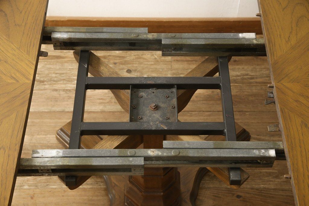 テーブルを綺麗に再生!天板は元の塗装を剥離し再塗装。