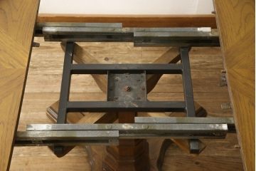 テーブルを綺麗に再生!天板は元の塗装を剥離し再塗装。