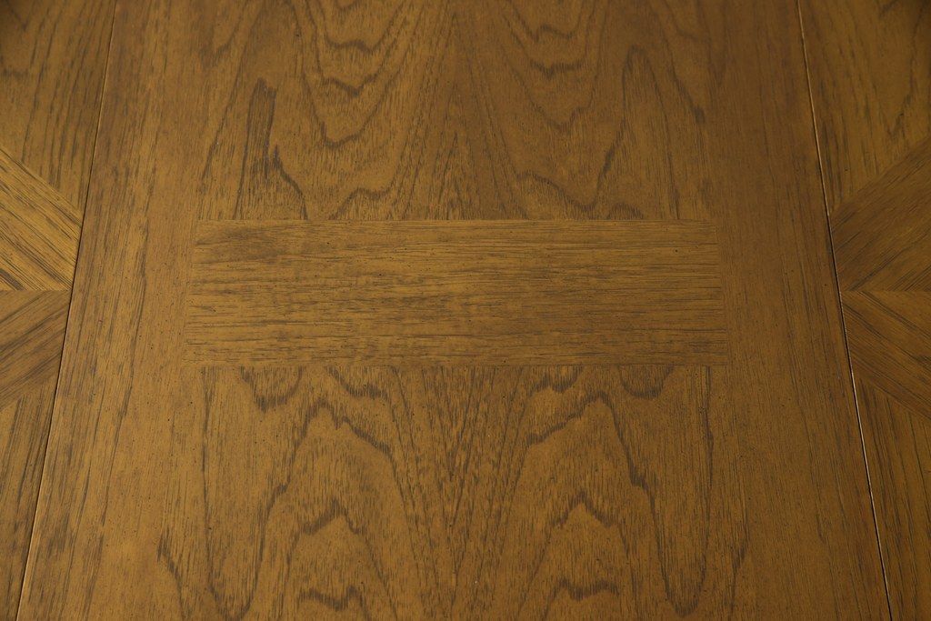 テーブルを綺麗に再生!天板は元の塗装を剥離し再塗装。