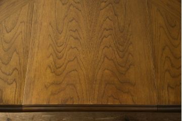 テーブルを綺麗に再生!天板は元の塗装を剥離し再塗装。