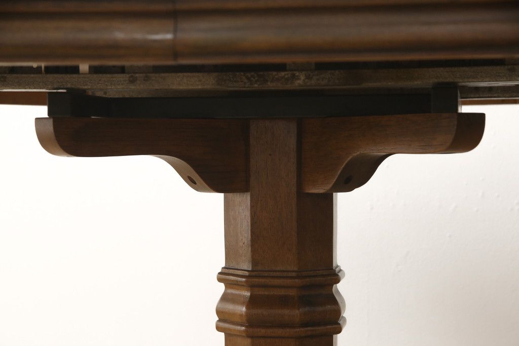 テーブルを綺麗に再生!天板は元の塗装を剥離し再塗装。