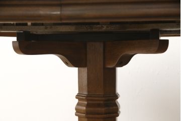 テーブルを綺麗に再生!天板は元の塗装を剥離し再塗装。