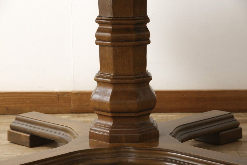 テーブルを綺麗に再生!天板は元の塗装を剥離し再塗装。