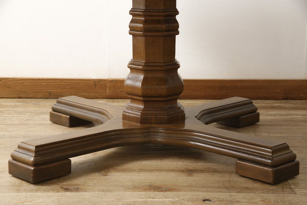 テーブルを綺麗に再生!天板は元の塗装を剥離し再塗装。