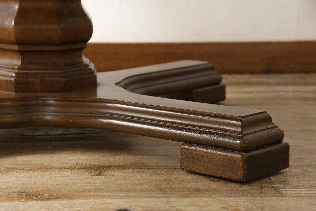 テーブルを綺麗に再生!天板は元の塗装を剥離し再塗装。