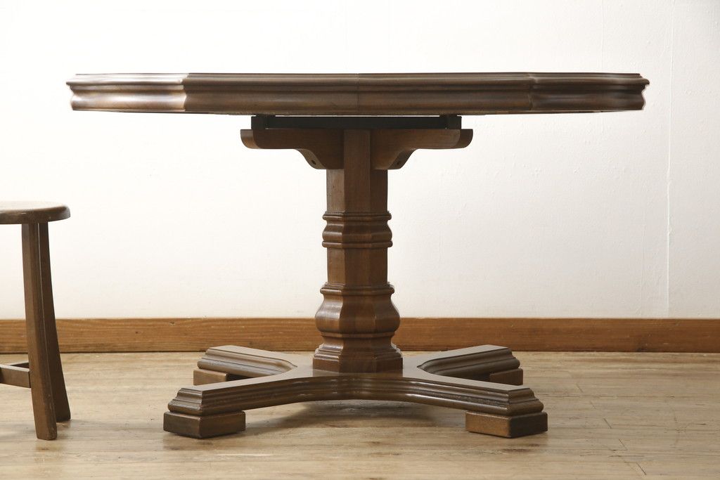 テーブルを綺麗に再生!天板は元の塗装を剥離し再塗装。