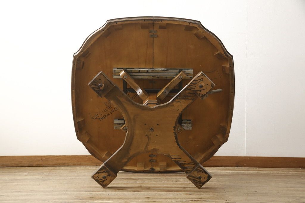 テーブルを綺麗に再生!天板は元の塗装を剥離し再塗装。