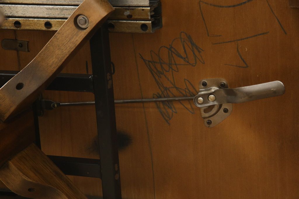 テーブルを綺麗に再生!天板は元の塗装を剥離し再塗装。