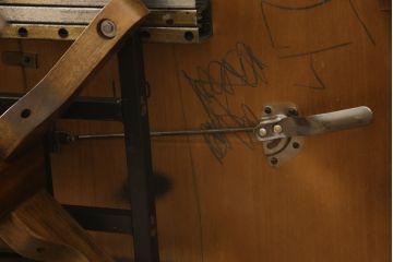 テーブルを綺麗に再生!天板は元の塗装を剥離し再塗装。