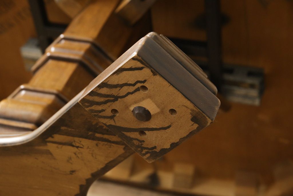 テーブルを綺麗に再生!天板は元の塗装を剥離し再塗装。