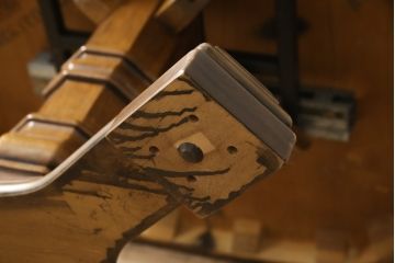 テーブルを綺麗に再生!天板は元の塗装を剥離し再塗装。