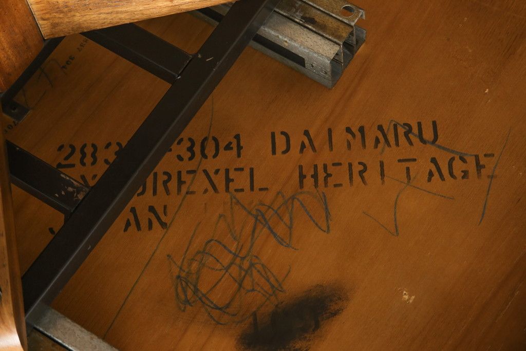 テーブルを綺麗に再生!天板は元の塗装を剥離し再塗装。