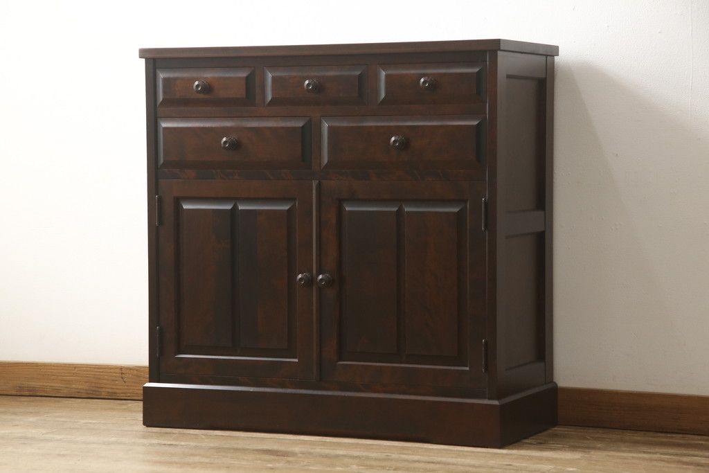 食器棚を2つのキャビネットにリメイク!上段は脚を取り付け。下段は底面にフェルトを取り付け。いずれも天板を取り付けて、ワントーン落ち着いた色に着色仕上げ。