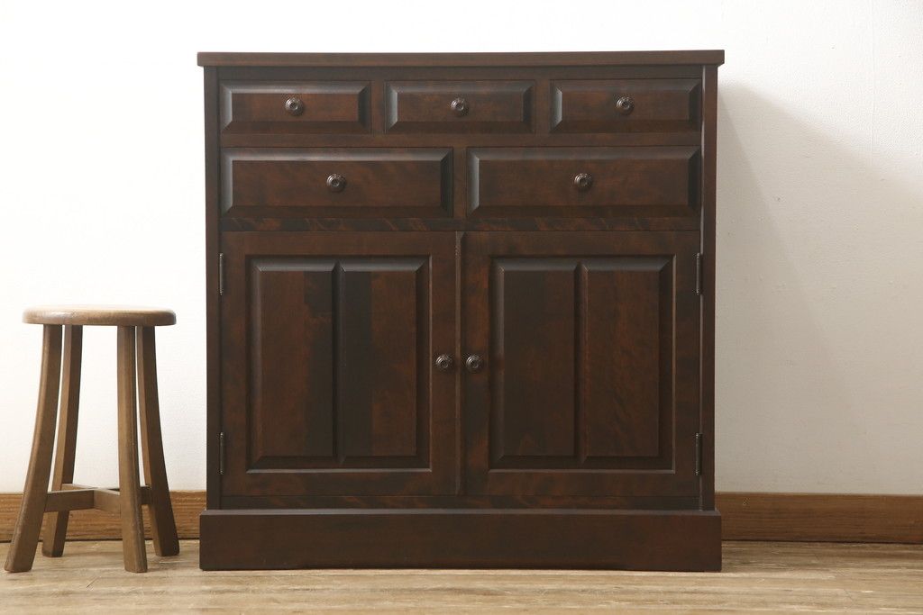 食器棚を2つのキャビネットにリメイク!上段は脚を取り付け。下段は底面にフェルトを取り付け。いずれも天板を取り付けて、ワントーン落ち着いた色に着色仕上げ。