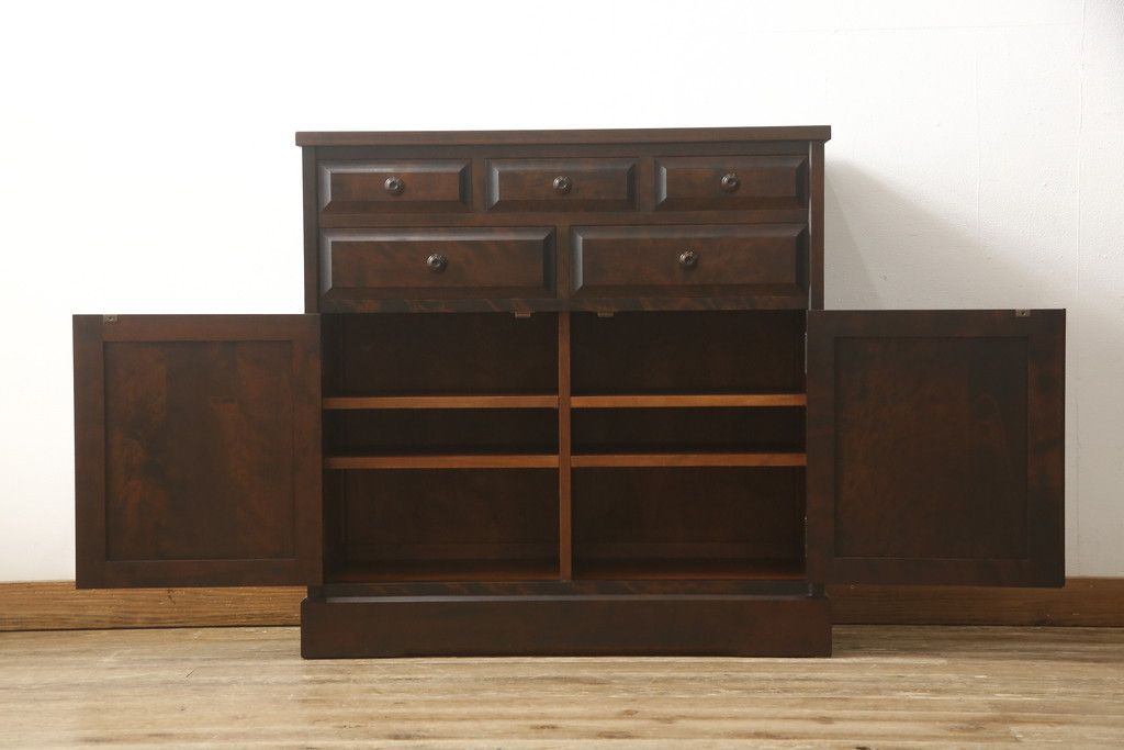 食器棚を2つのキャビネットにリメイク!上段は脚を取り付け。下段は底面にフェルトを取り付け。いずれも天板を取り付けて、ワントーン落ち着いた色に着色仕上げ。