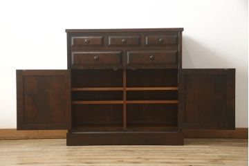 食器棚を2つのキャビネットにリメイク!上段は脚を取り付け。下段は底面にフェルトを取り付け。いずれも天板を取り付けて、ワントーン落ち着いた色に着色仕上げ。