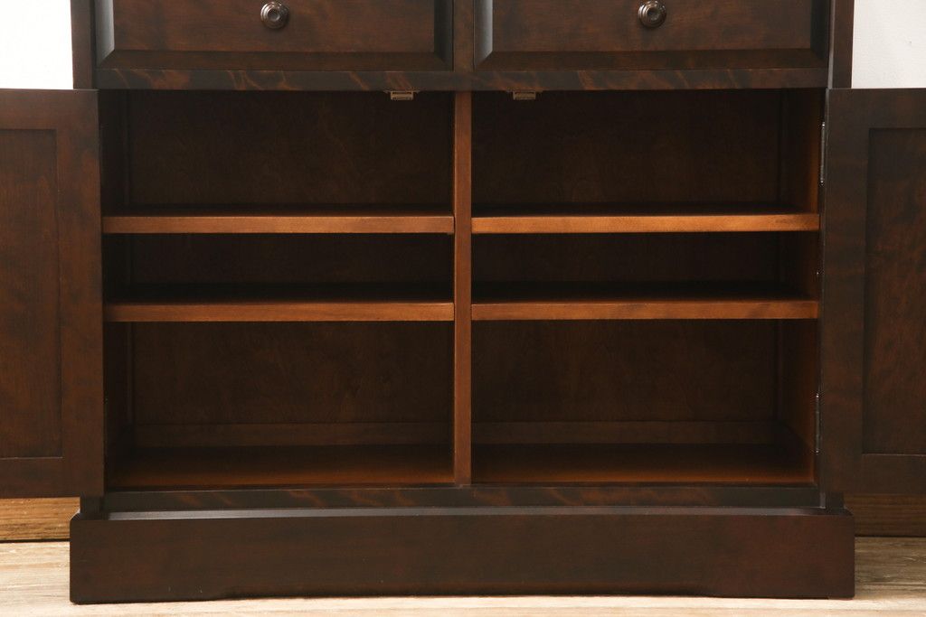 食器棚を2つのキャビネットにリメイク!上段は脚を取り付け。下段は底面にフェルトを取り付け。いずれも天板を取り付けて、ワントーン落ち着いた色に着色仕上げ。