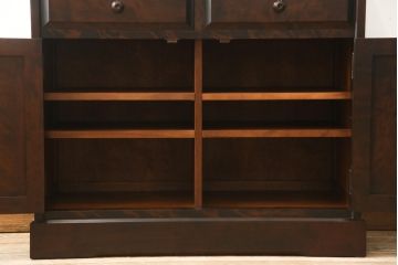 食器棚を2つのキャビネットにリメイク!上段は脚を取り付け。下段は底面にフェルトを取り付け。いずれも天板を取り付けて、ワントーン落ち着いた色に着色仕上げ。