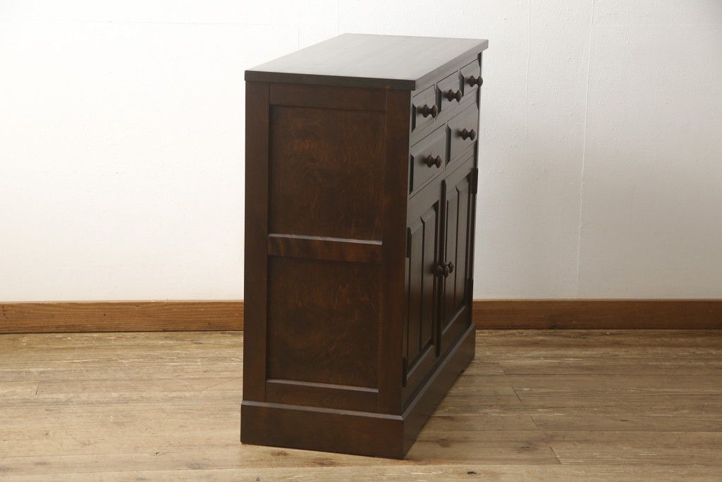 食器棚を2つのキャビネットにリメイク!上段は脚を取り付け。下段は底面にフェルトを取り付け。いずれも天板を取り付けて、ワントーン落ち着いた色に着色仕上げ。