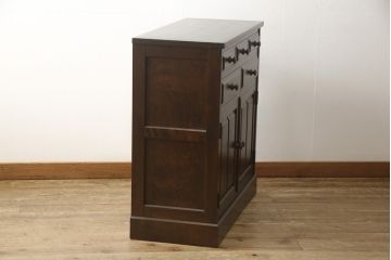 食器棚を2つのキャビネットにリメイク!上段は脚を取り付け。下段は底面にフェルトを取り付け。いずれも天板を取り付けて、ワントーン落ち着いた色に着色仕上げ。