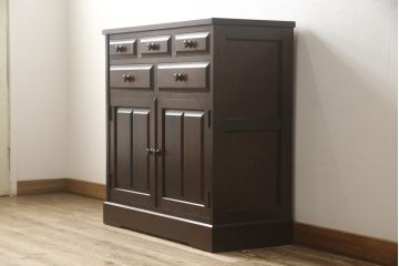 食器棚を2つのキャビネットにリメイク!上段は脚を取り付け。下段は底面にフェルトを取り付け。いずれも天板を取り付けて、ワントーン落ち着いた色に着色仕上げ。