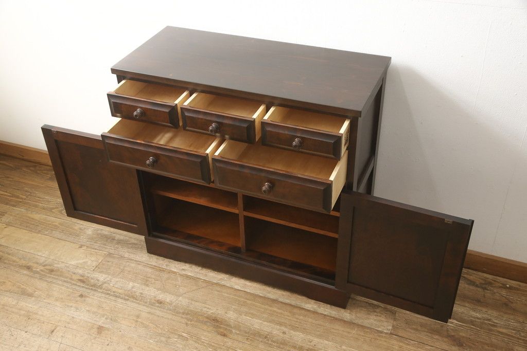 食器棚を2つのキャビネットにリメイク!上段は脚を取り付け。下段は底面にフェルトを取り付け。いずれも天板を取り付けて、ワントーン落ち着いた色に着色仕上げ。