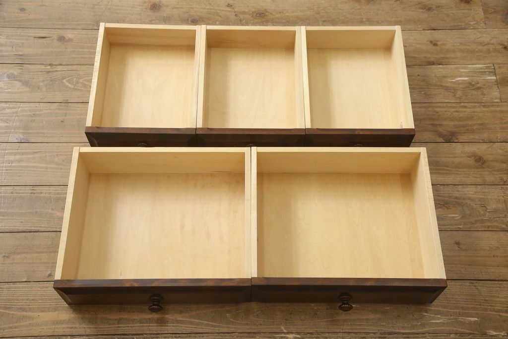 食器棚を2つのキャビネットにリメイク!上段は脚を取り付け。下段は底面にフェルトを取り付け。いずれも天板を取り付けて、ワントーン落ち着いた色に着色仕上げ。