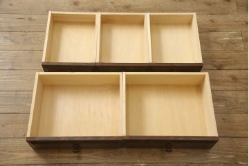 食器棚を2つのキャビネットにリメイク!上段は脚を取り付け。下段は底面にフェルトを取り付け。いずれも天板を取り付けて、ワントーン落ち着いた色に着色仕上げ。