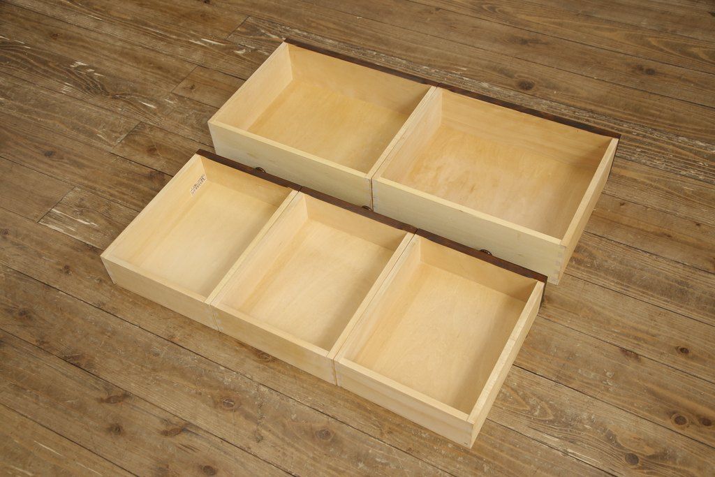 食器棚を2つのキャビネットにリメイク!上段は脚を取り付け。下段は底面にフェルトを取り付け。いずれも天板を取り付けて、ワントーン落ち着いた色に着色仕上げ。