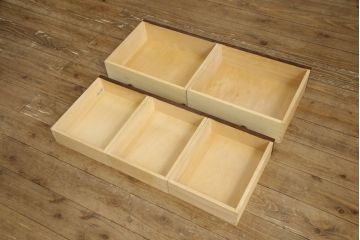 食器棚を2つのキャビネットにリメイク!上段は脚を取り付け。下段は底面にフェルトを取り付け。いずれも天板を取り付けて、ワントーン落ち着いた色に着色仕上げ。