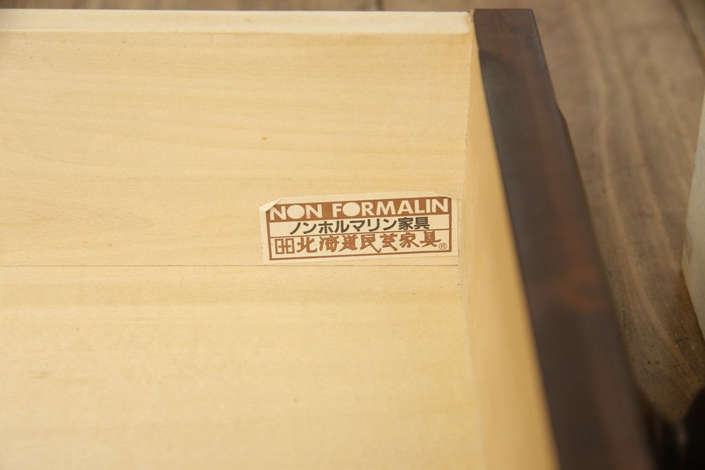 食器棚を2つのキャビネットにリメイク!上段は脚を取り付け。下段は底面にフェルトを取り付け。いずれも天板を取り付けて、ワントーン落ち着いた色に着色仕上げ。