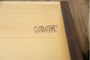 食器棚を2つのキャビネットにリメイク!上段は脚を取り付け。下段は底面にフェルトを取り付け。いずれも天板を取り付けて、ワントーン落ち着いた色に着色仕上げ。