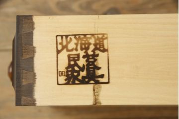 食器棚を2つのキャビネットにリメイク!上段は脚を取り付け。下段は底面にフェルトを取り付け。いずれも天板を取り付けて、ワントーン落ち着いた色に着色仕上げ。