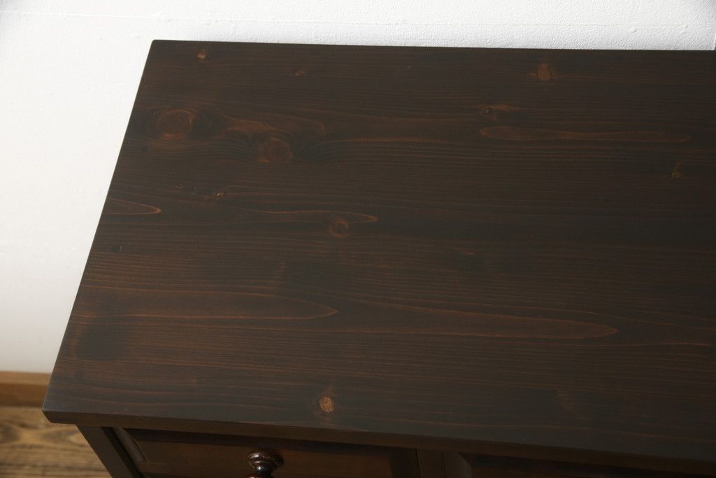 食器棚を2つのキャビネットにリメイク!上段は脚を取り付け。下段は底面にフェルトを取り付け。いずれも天板を取り付けて、ワントーン落ち着いた色に着色仕上げ。