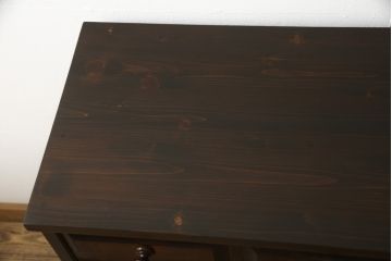 食器棚を2つのキャビネットにリメイク!上段は脚を取り付け。下段は底面にフェルトを取り付け。いずれも天板を取り付けて、ワントーン落ち着いた色に着色仕上げ。